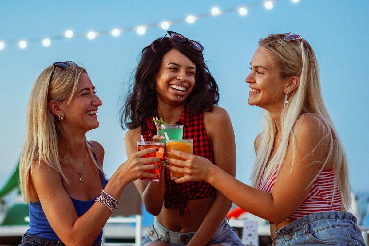 Young girls having a party in a beach - Teenagers drinking cocktails - Friends having fun in bar